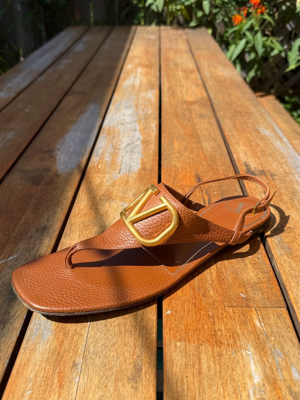 VALENTINO GARAVANI Vlogo Signature Flat Thong Sandal In Grainy Calfskin In Brown